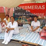 TUXTLA GUTIÉRREZ, CHIAPAS, 06ABRIL2017.- Seis enfermeras mantienen la huelga de hambre que iniciaron hace tres días afuera del hospital regional "Dr. Rafael Pascacio Gamboa" en la capital chiapaneca. Exigen el abasto de medicamentos y pago de prestaciones salariales, y manifestaron que cada 48 horas una persona más se unirá a la huelga hasta que obtengan solución a su queja. Familiares y amigos acuden a brindar el apoyo moral y económico al plantón para los gastos que se generen. FOTO: JESÚS GARCIA /CUARTOSCURO.COM
